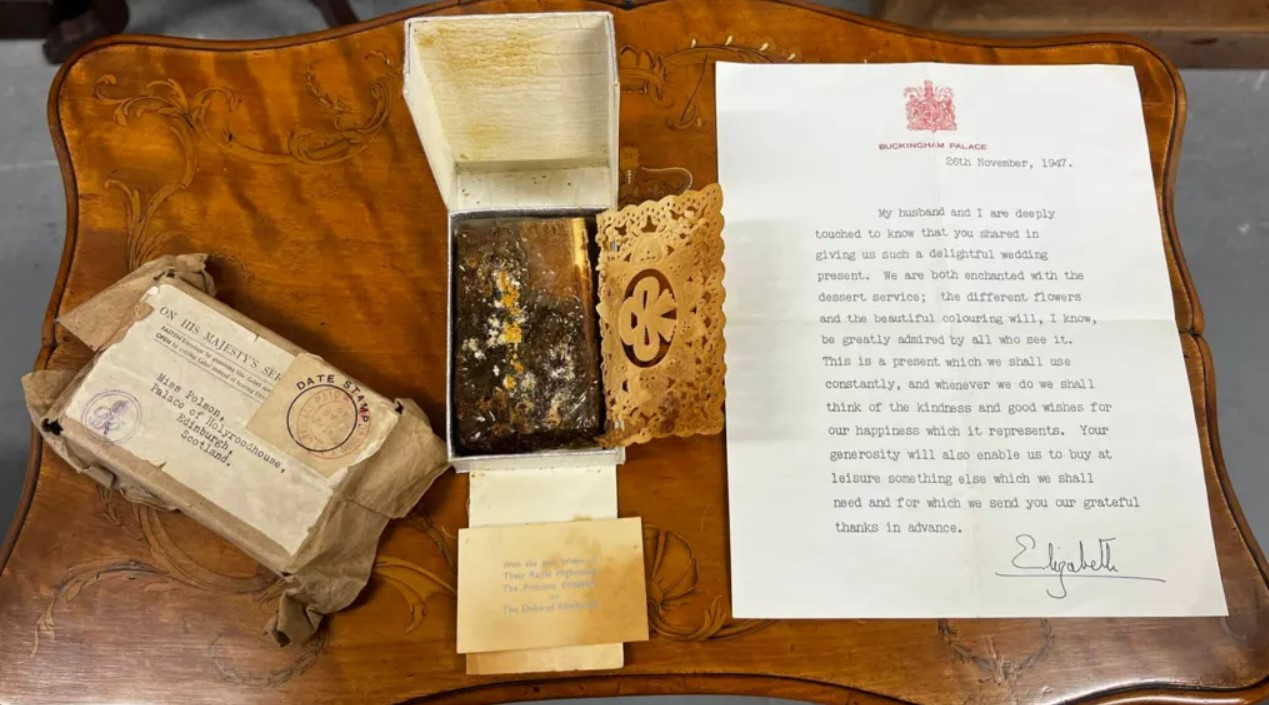 На аукционе продали кусок торта со свадьбы королевы Елизаветы ІІ - фото 1