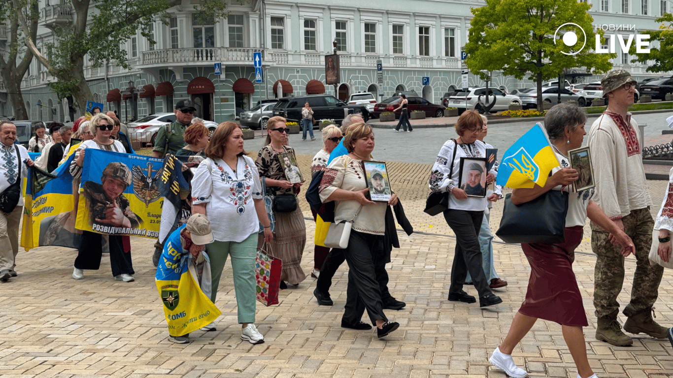 Люди идут по Приморскому бульвару