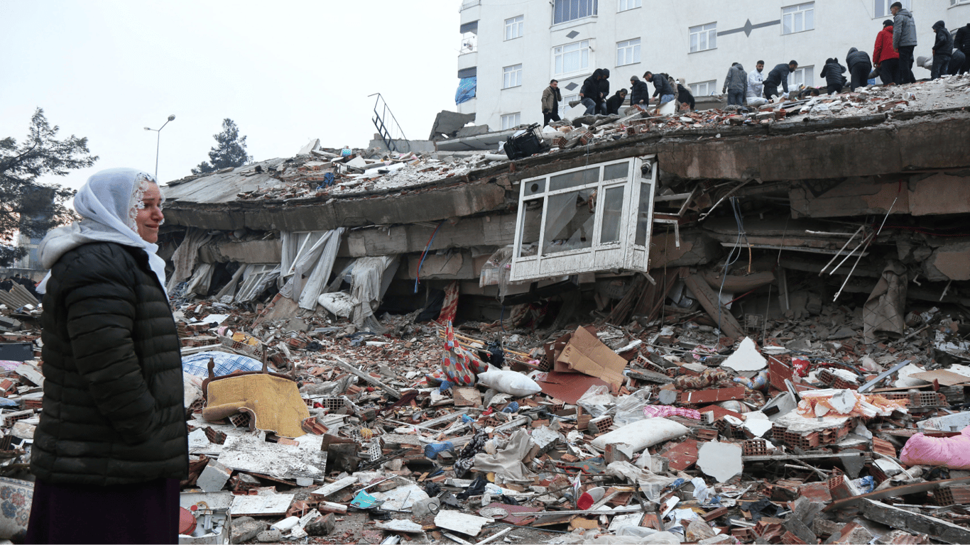 Ердоган заявив, що внаслідок землетрусу у Туреччині загинуло 912 людей, тисячі поранених