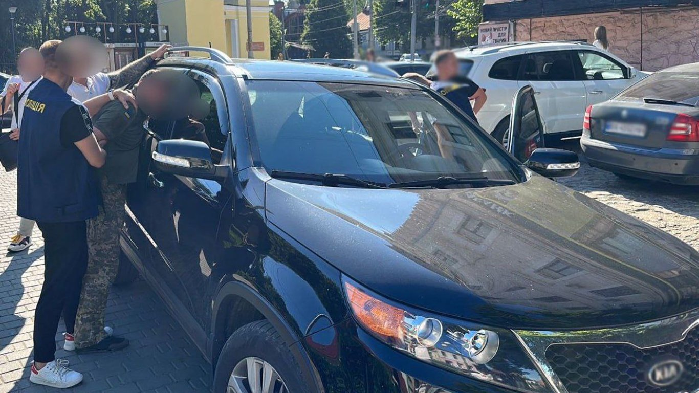 На Буковине задержали работника ТЦК и его приспешников — на чем поймали
