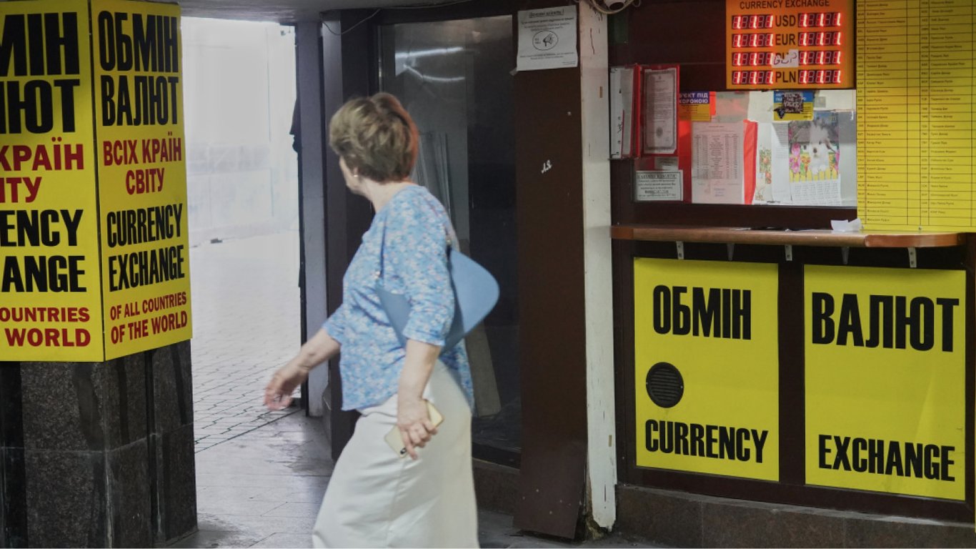 Курс валют в Україні — у Нацбанку оцінили зміцнення долара до 50 грн