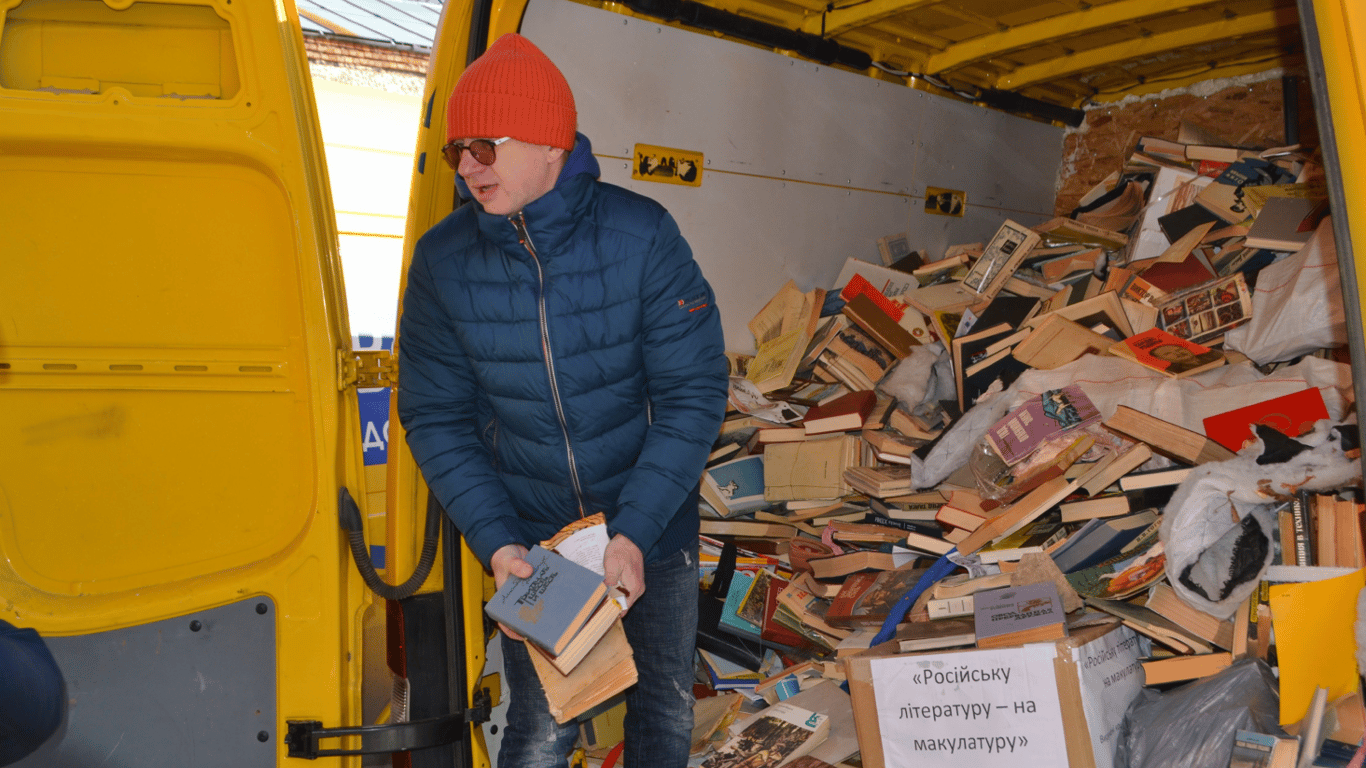 Допомога ЗСУ — у Дніпрі можна здати російські книги на допомогу захисникам