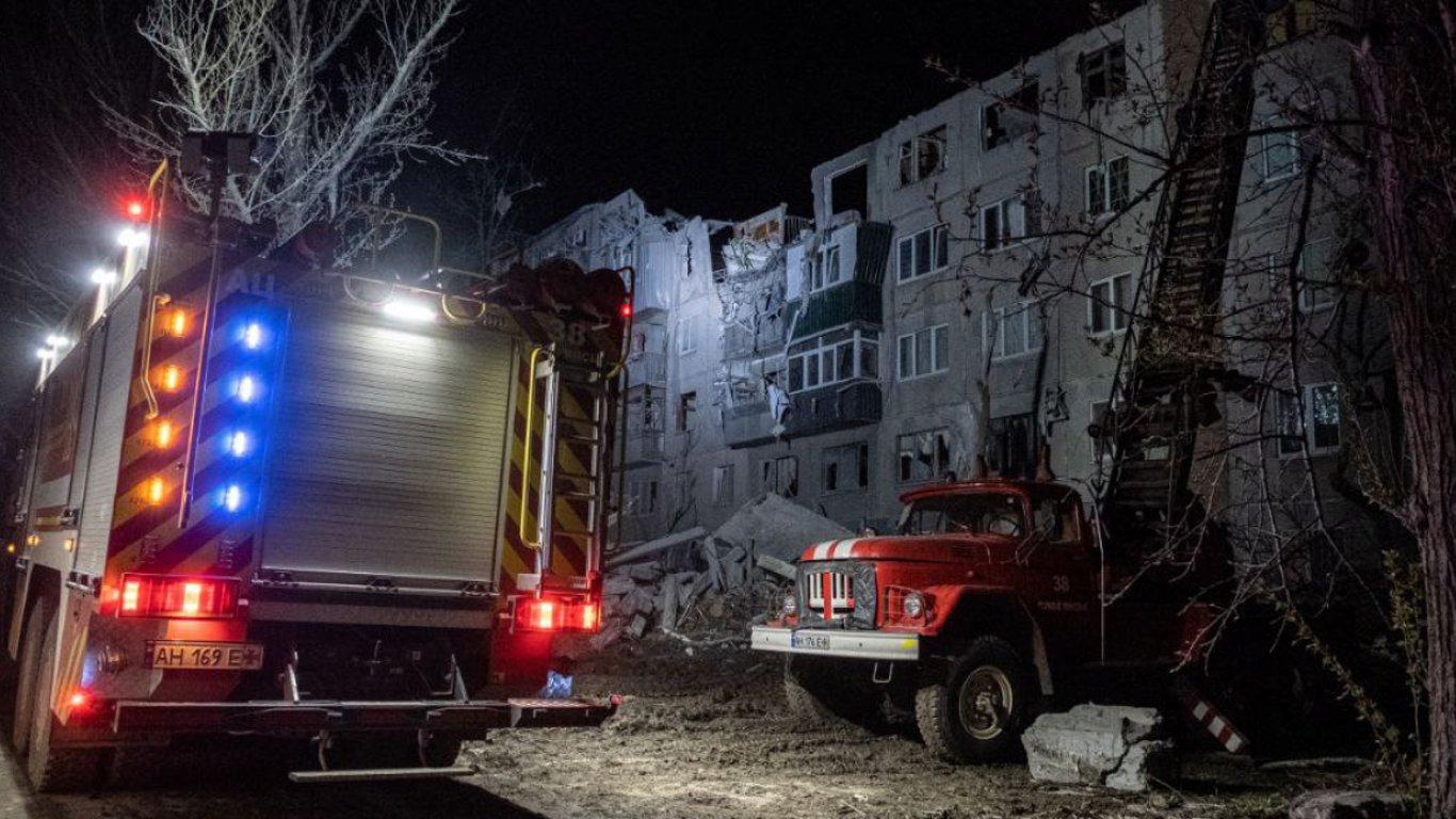 Обстрел пятиэтажки в Славянске: аварийно-спасательные работы продолжаются