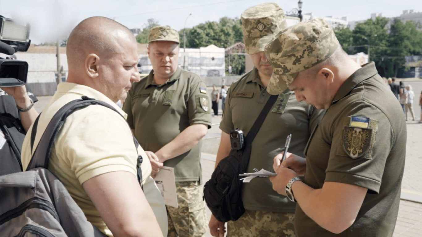 У ТЦК відповіли, чому багато повісток вручають саме на вулиці