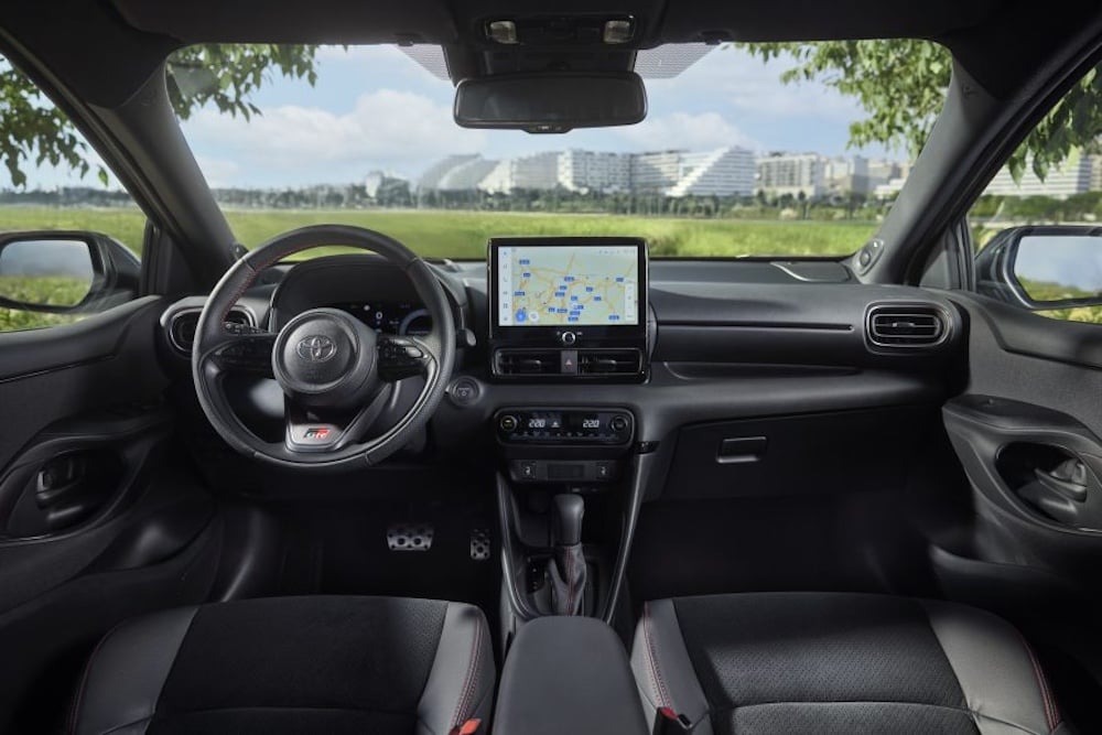 Інтер’єр Toyota Yaris GR Sport 2025 року.