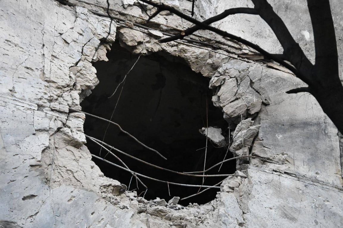 Троє поранених та дірка в будинку — деталі атаки на Одесу - фото 3