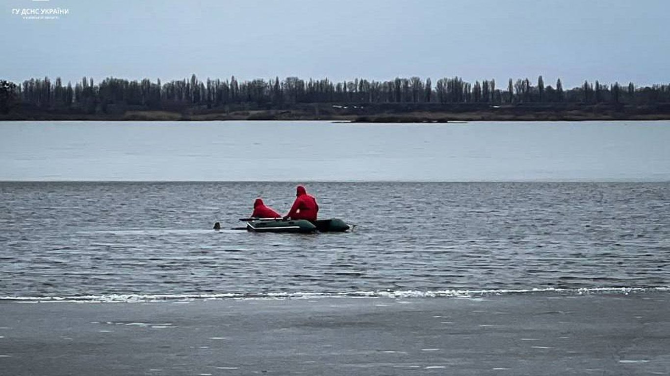 На Київщині рятувальники дістали з річки тіло чоловіка — деталі