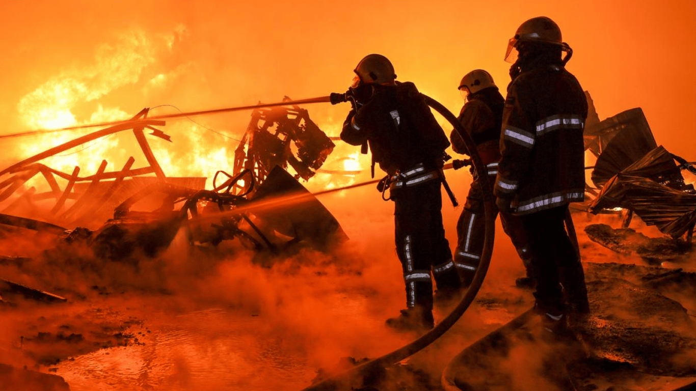 Спасатели тушат три пожара в Харькове после массированной атаки
