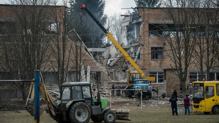 Обстріл гуртожитку на Київщині: з-під завалів дістали ще два тіла - 285x160