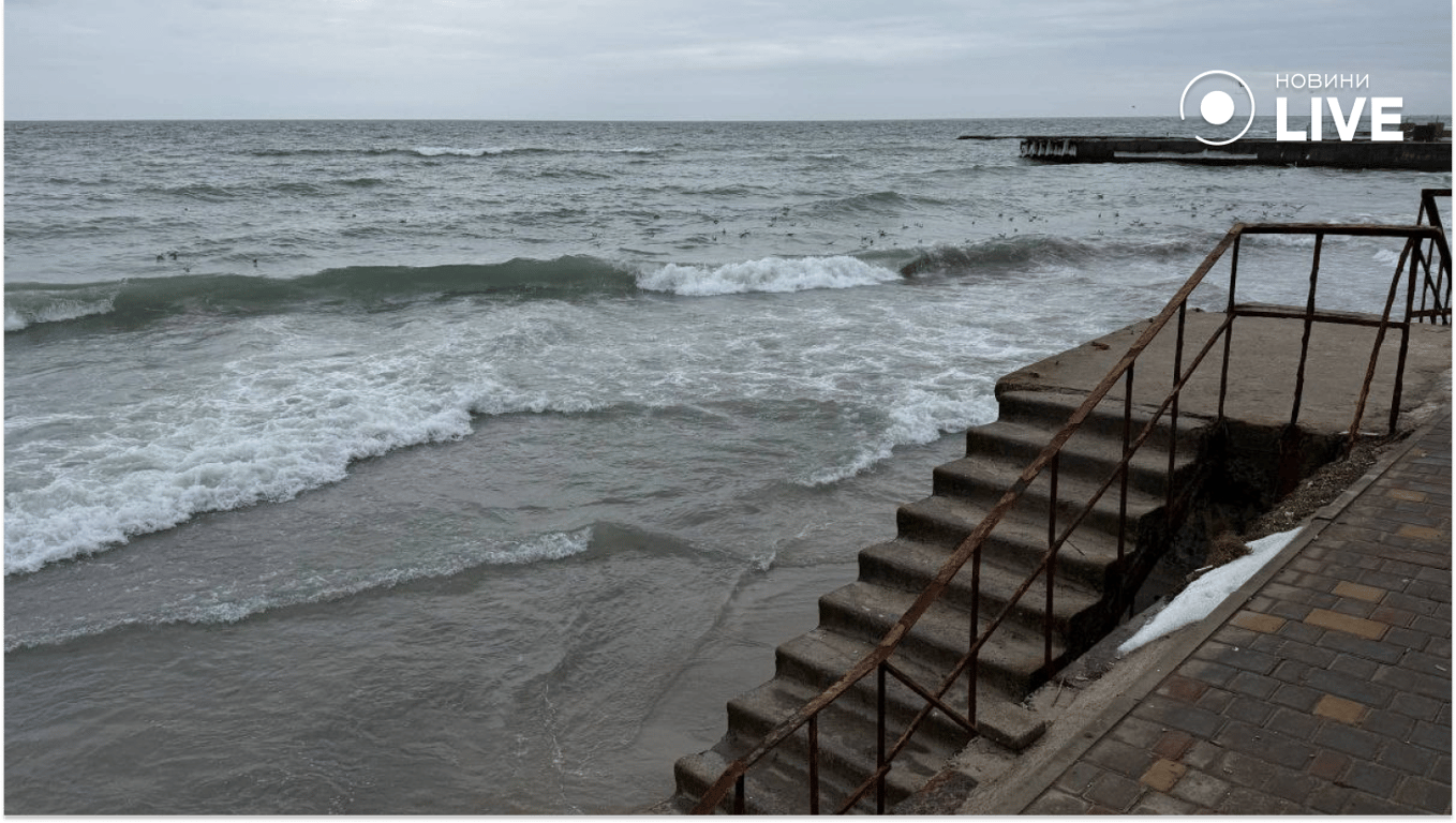 Пляж пішов під воду в Одесі