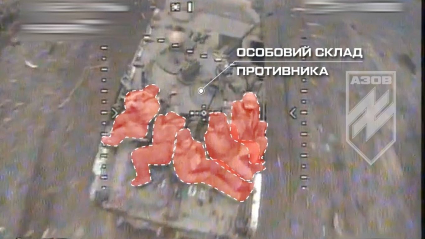 В "Азові" показали, як бійці 12 бригади з дронів прицільно влучають у ворожі БМП з піхотою
