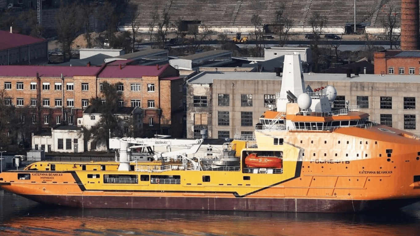 У Росії спалахнула пожежа на судні "Катерина Велика" — є загиблі та поранені