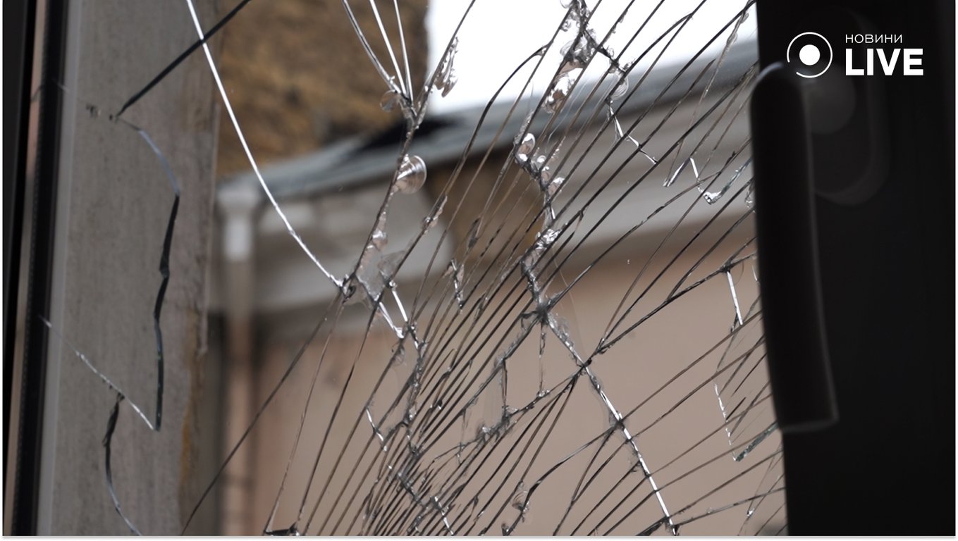 Розбите вікно внаслідок атаки
