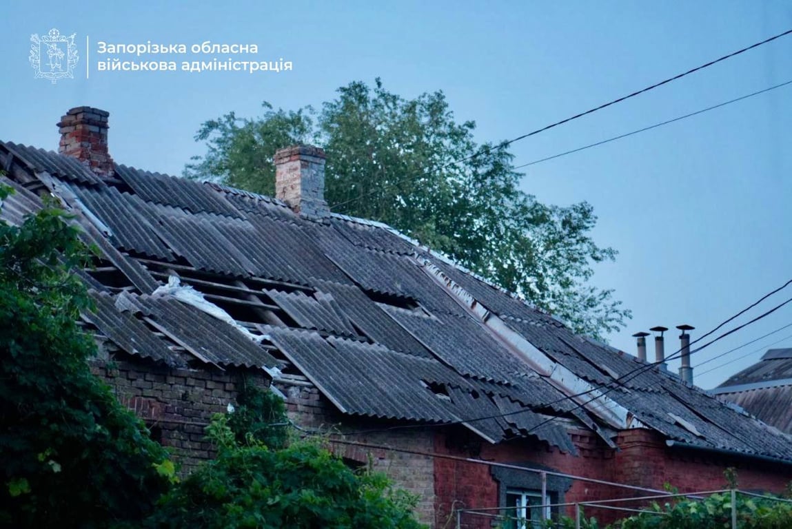 Пошкодження будинку через обстріл Запоріжжя та Запорізького району вночі 1 липня 2025 року