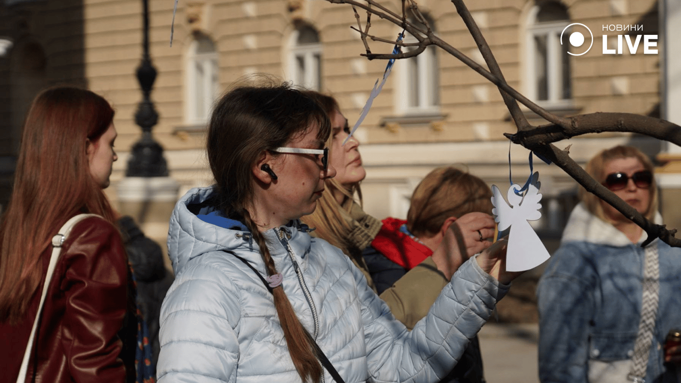 В Одесі вшанували жерт удару по драмтеатру у Маріуполі