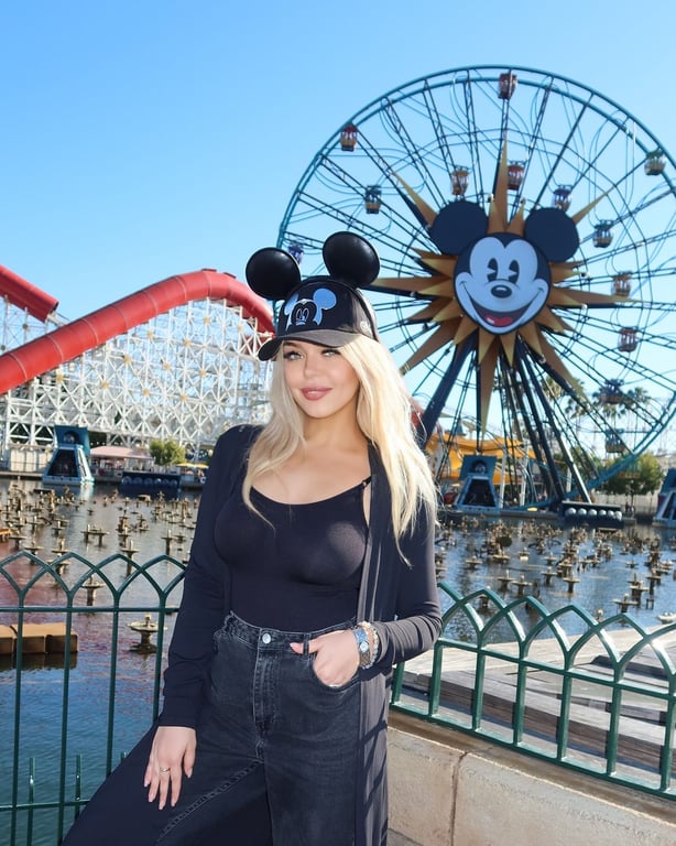Величезне морозиво та американські гірки —  Аліна Гросу похизувалась відпочинком у Діснейленді - фото 3