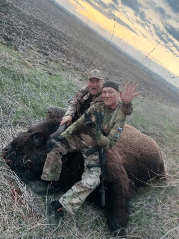 Військові РФ виклали фото із вбитим червонокнижним зубром - фото 1