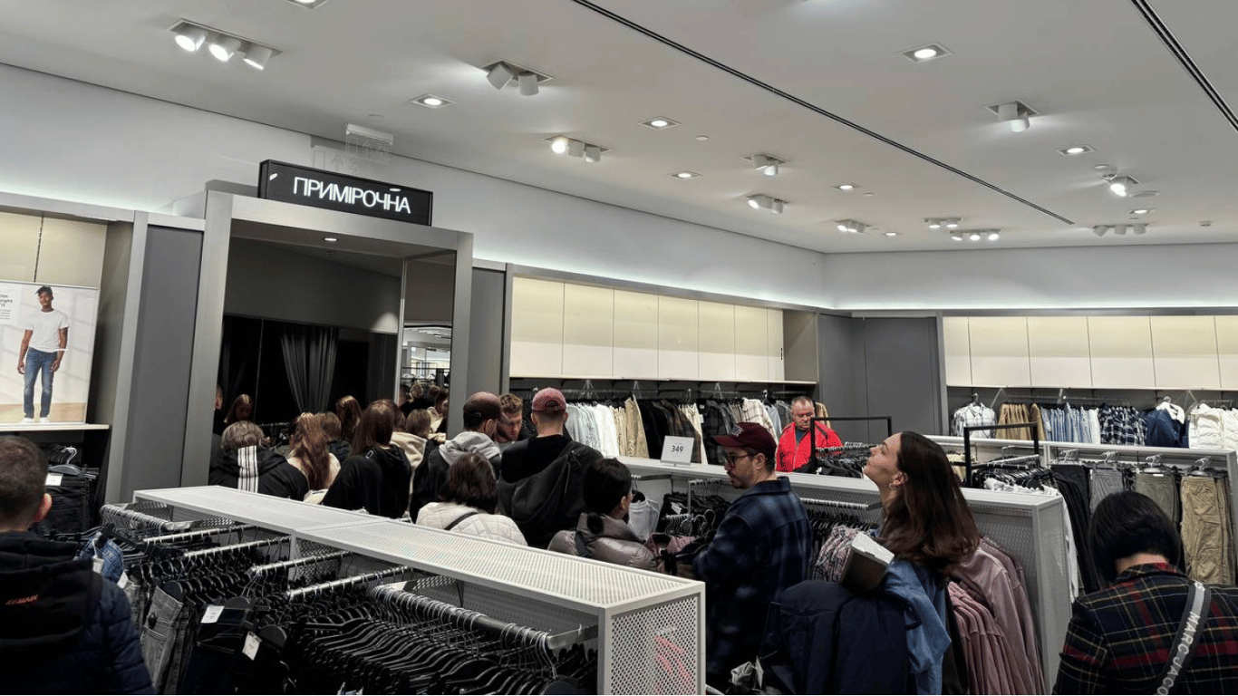 В Киеве открылся H&М — в магазине выстроились длинные очереди