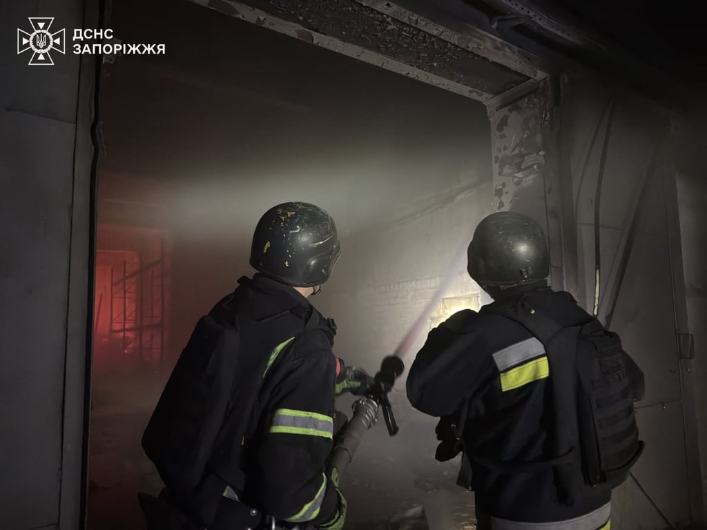 Сім пожеж за добу: ДСНС розповіла про наслідки обстрілів Запоріжжя - фото 1