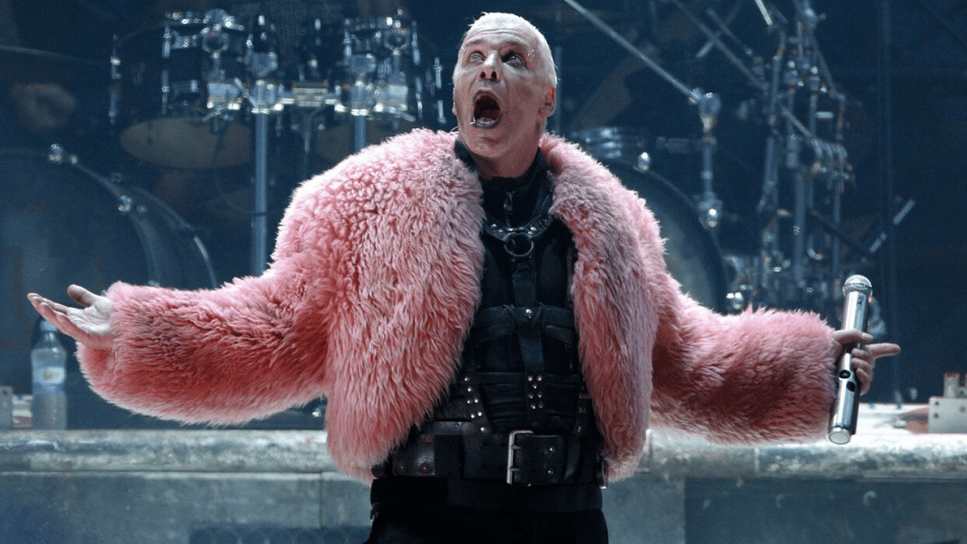 Соліст гурту Rammstein Тілль Ліндеманн впав зі сцени – кадри моменту