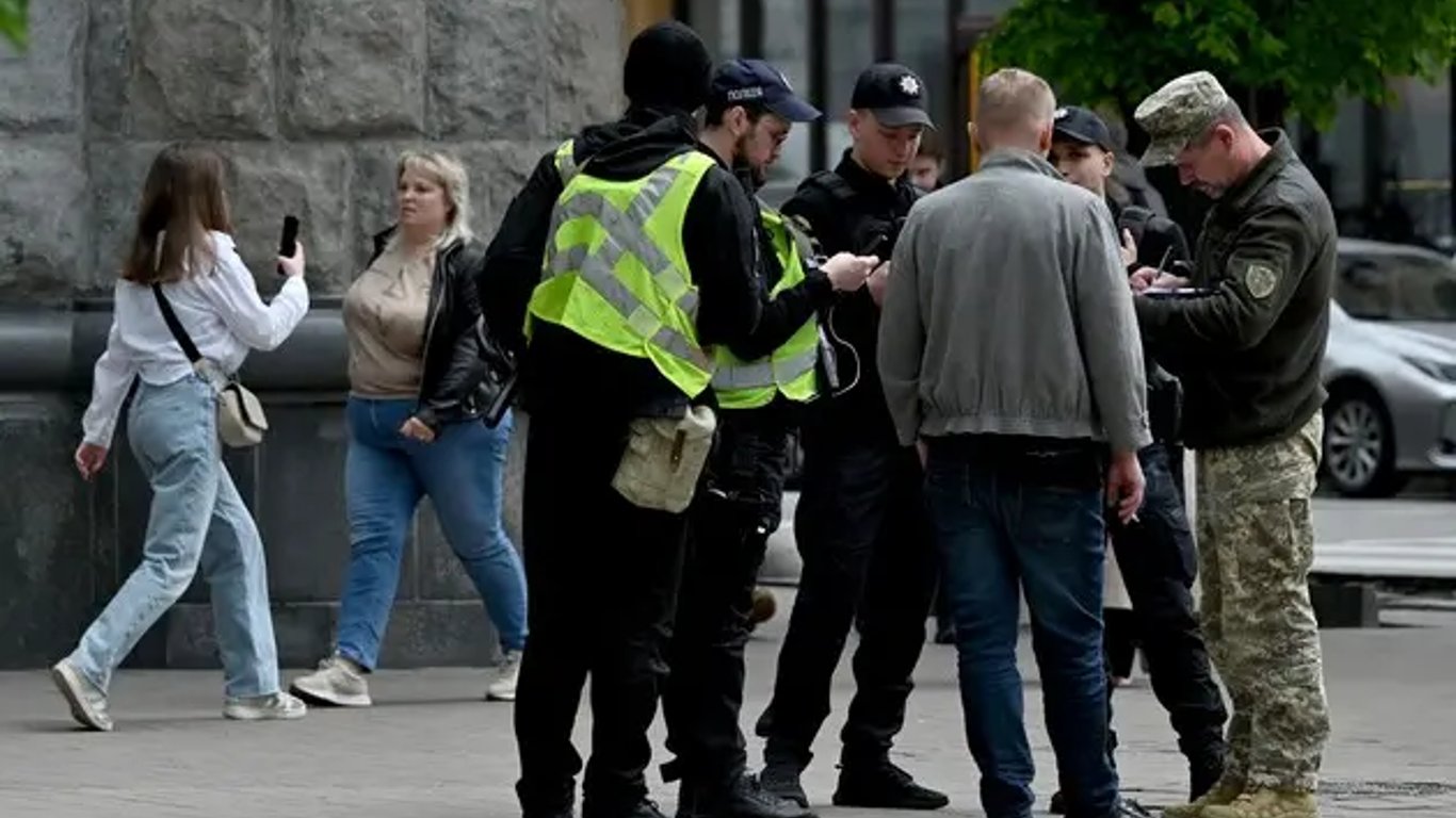 В Ровенской области мужчина, задержанный представителями ТЦК, пытался перерезать себе вены — что известно об инциденте