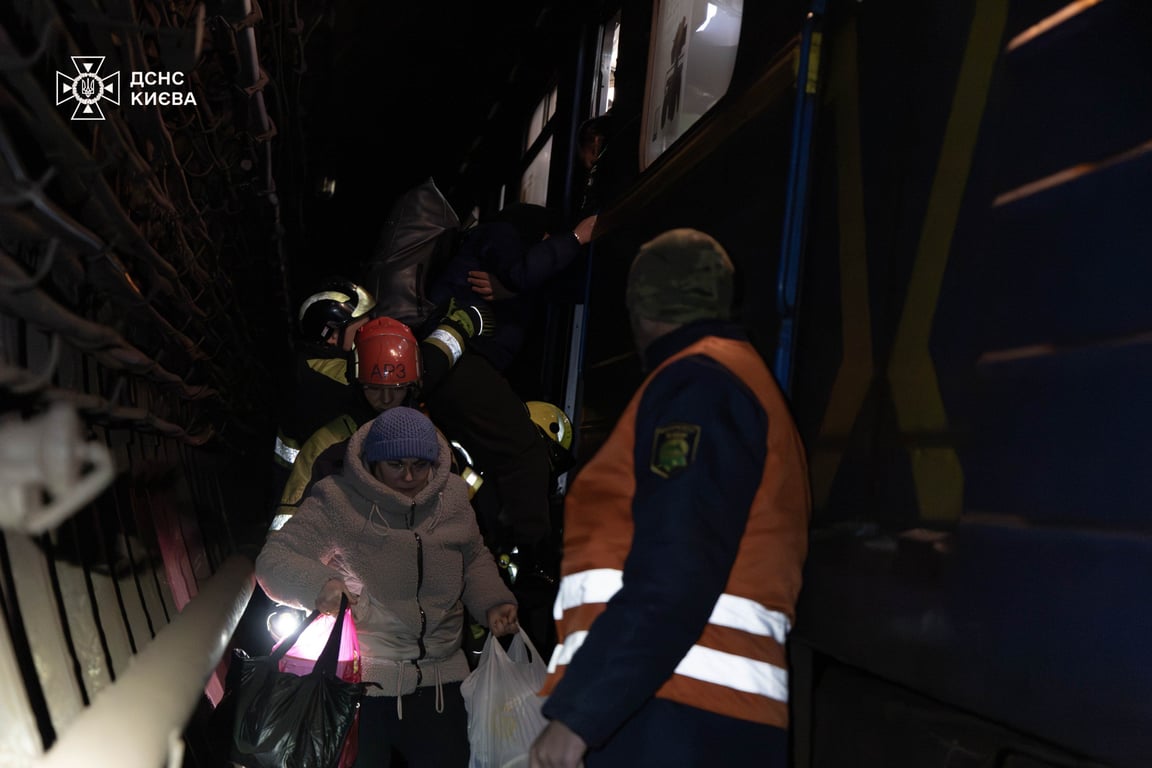 У Києві під час зупинки потягів  з метро вивели понад 500 людей - фото 1