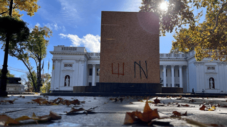 В Одессе памятник Пушкину закрыли фанерой — фоторепортаж - 285x160