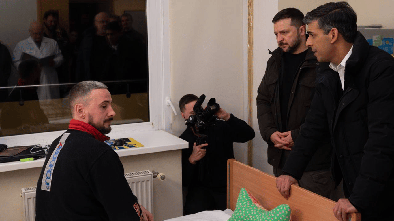 Зеленский вместе с Риши Сунаком посетил и наградил раненых украинских военных