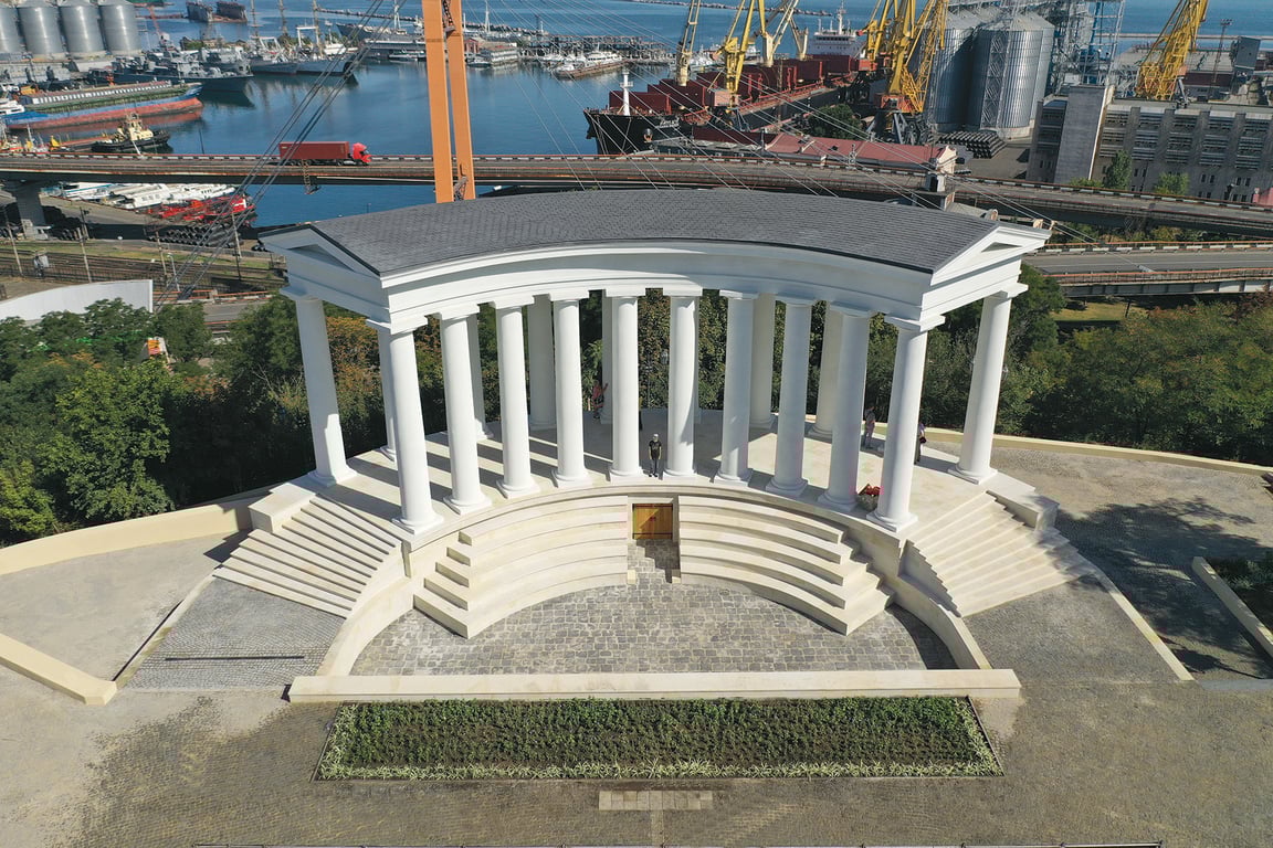 Колонада біля Воронцовського палацу. Фото: Одеська міська рада 