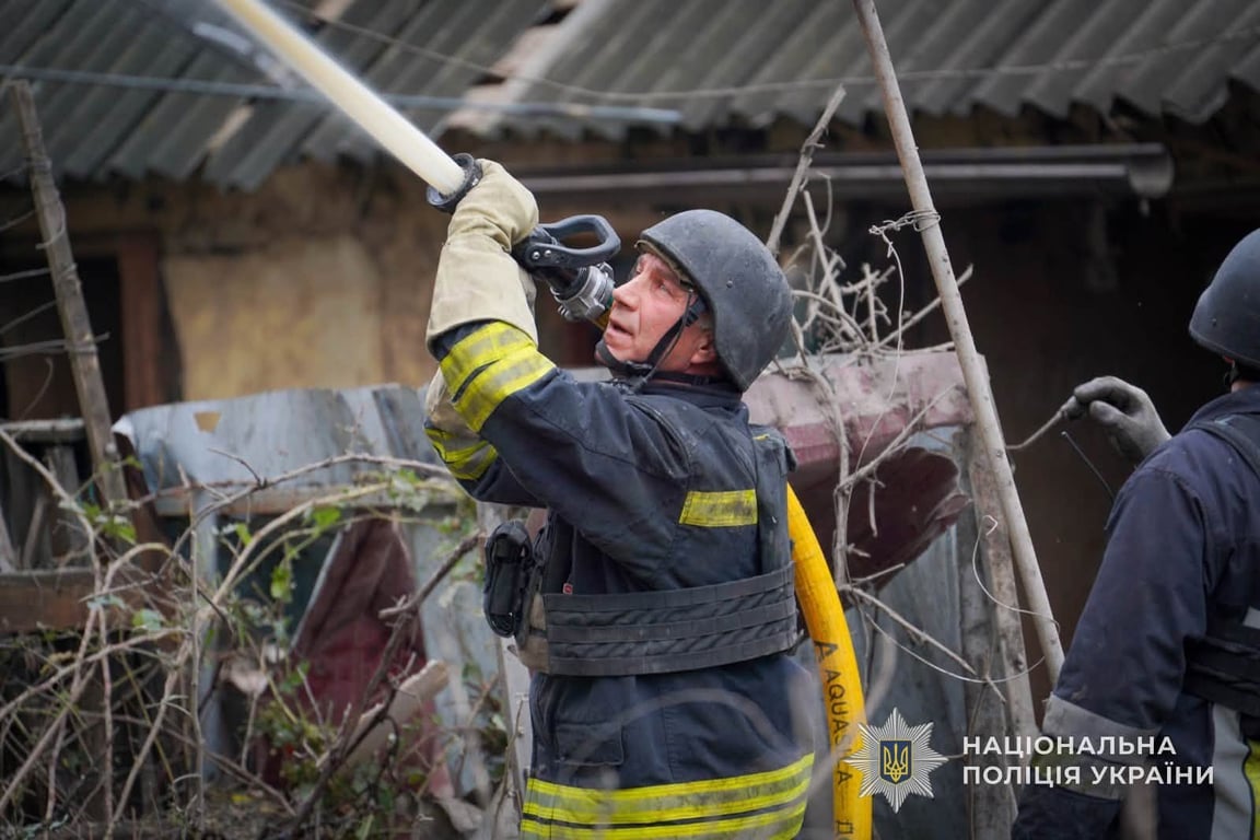 На Сумщині надзвичайники гасять пожежу в пошкодженому будинку
