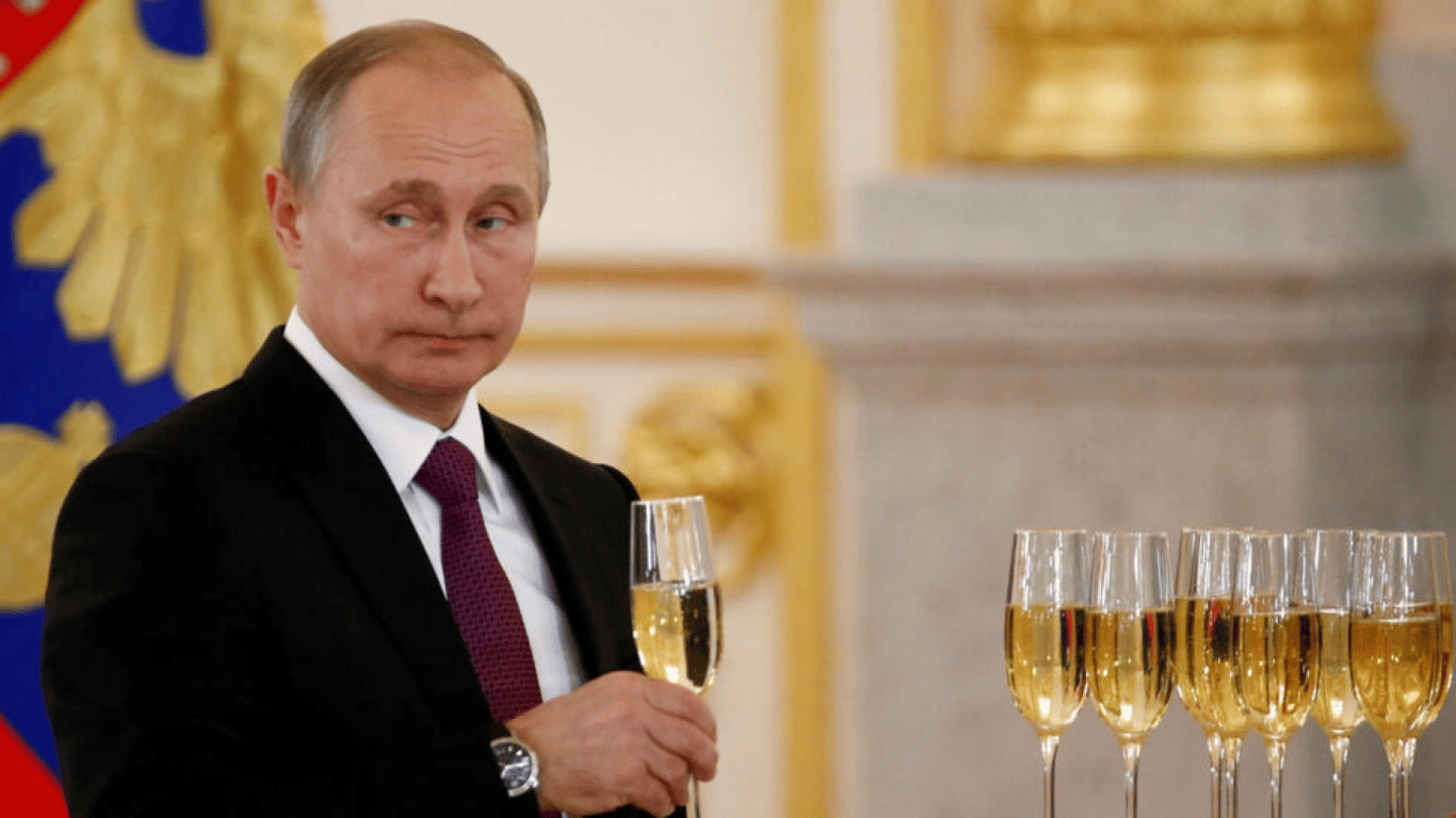 "Запивають" поразку: у Кремлі масово спиваються чиновники