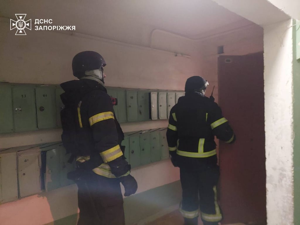 Спасатели на месте обстрела. Фото: ГСЧС Запорожья 