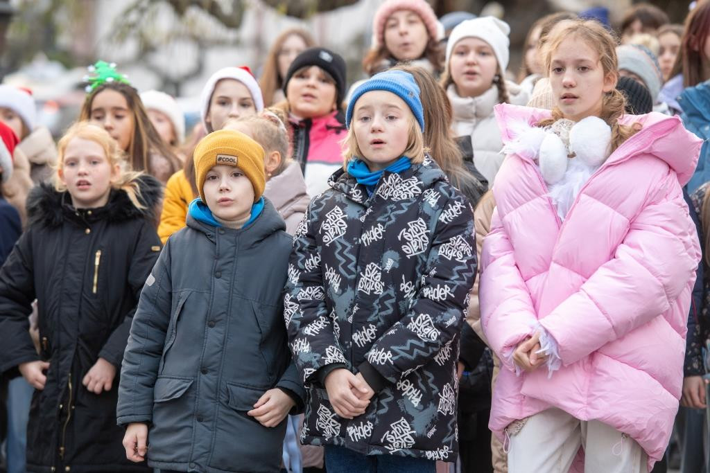 Діти на зйомках різдвяного кліпу