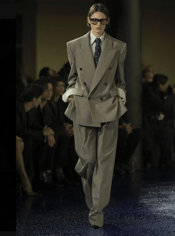 Костюми з широкими плечима повернулись в тренди