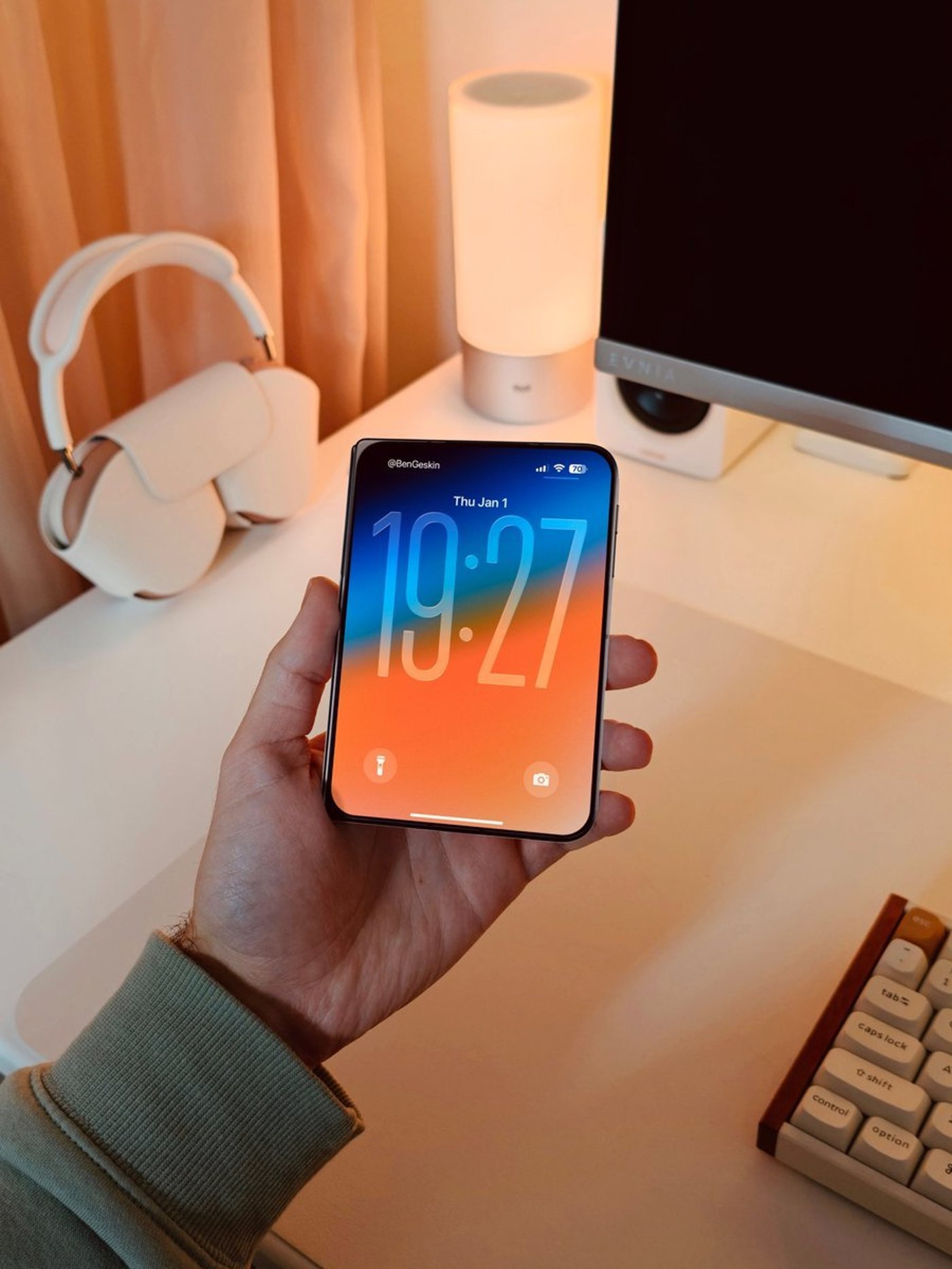 Складаний iPhone Fold в руках