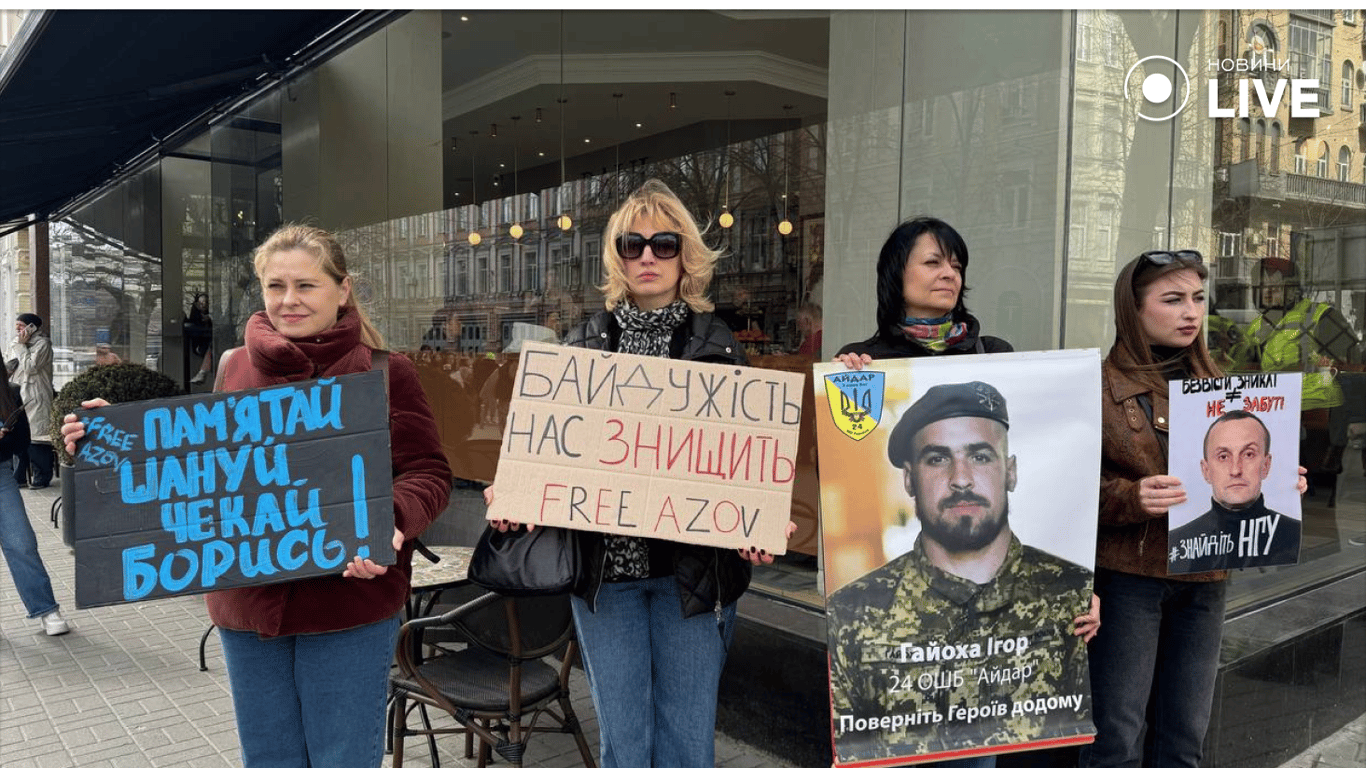 Люди на акції у Києві 30 березня