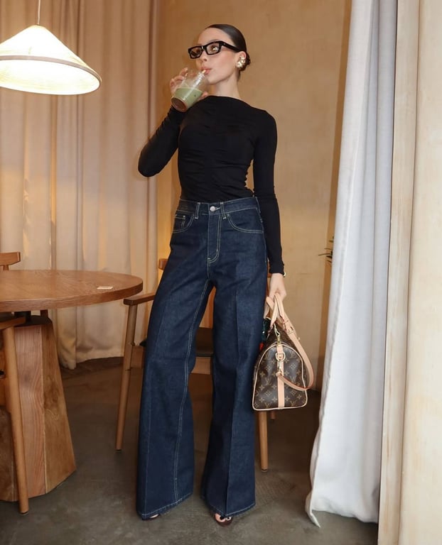 Dark jeans with a light look