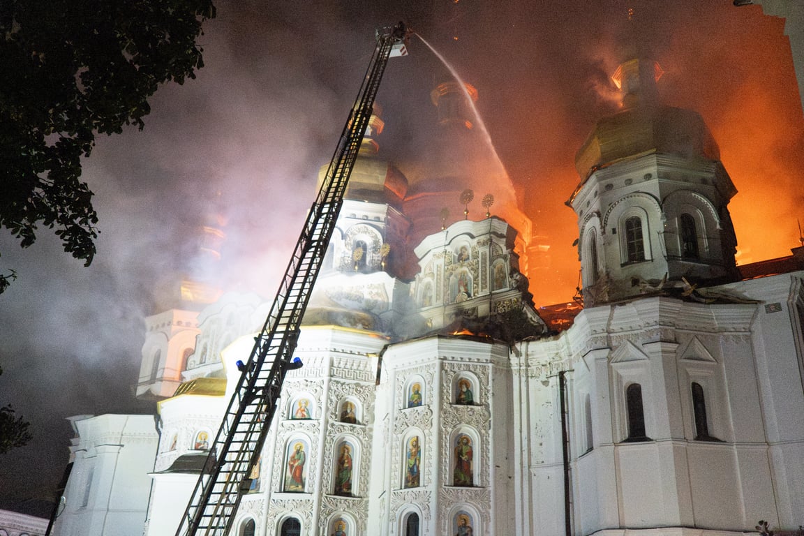 Удар по Киево-Печерской Лавре: повреждена верхняя часть комплекса - фото 1