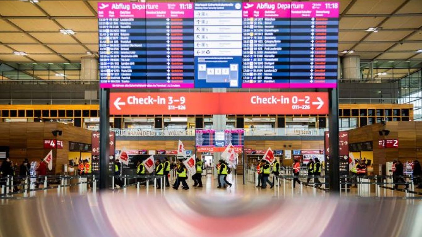 В Германии бастуют работники ряда аэропортов: что случилось