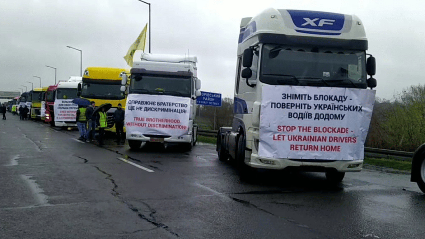 Страйк польських перевізників — українці влаштували свій мітинг на кордоні