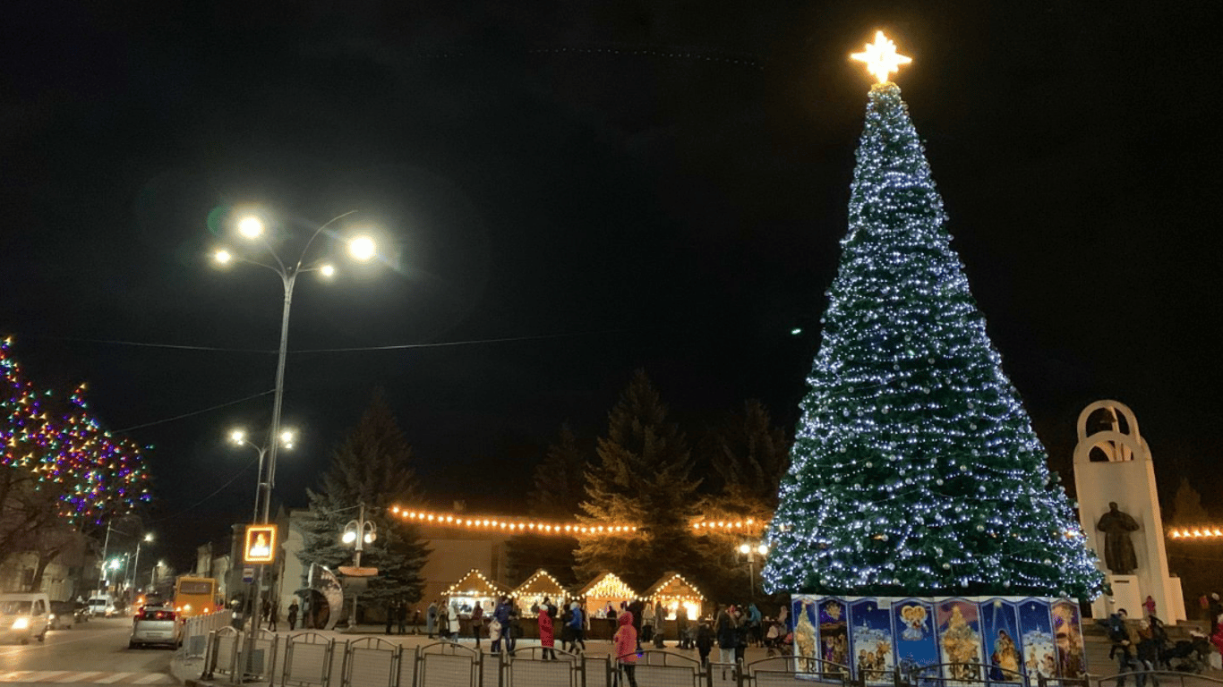 В Стрые упала главная новогодняя елка города