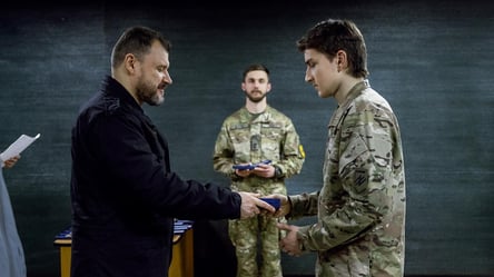 Бойцы полка Азов получили от МВД награды за мужество и героизм - 285x160
