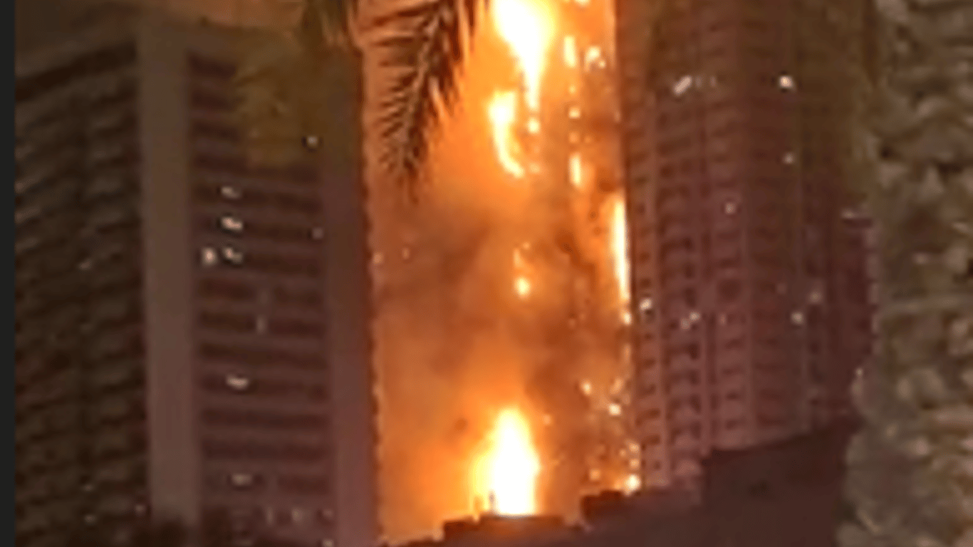 В ОАЭ горит небоскреб: впечатляющее видео