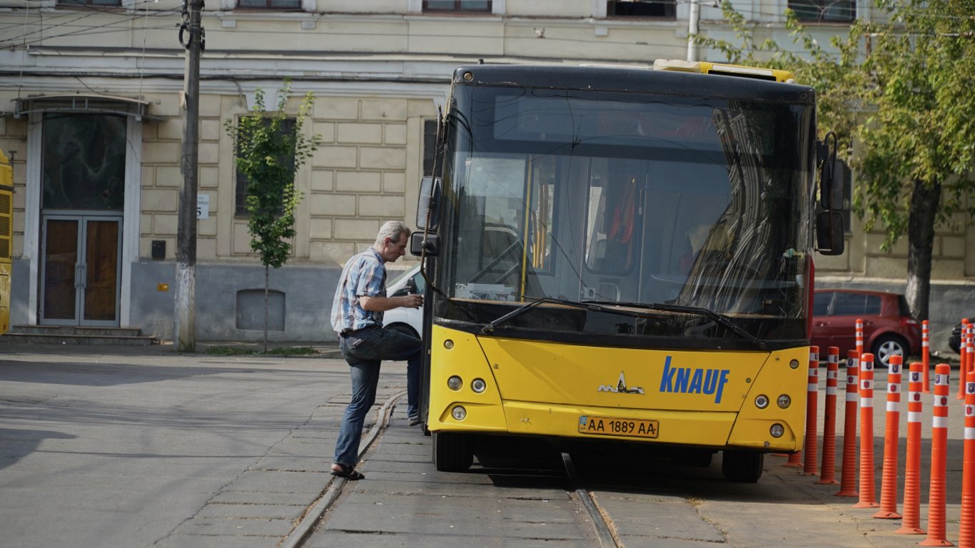Контролери у транспорті Києва мають норму штрафування: скільки "зайців" треба впіймати