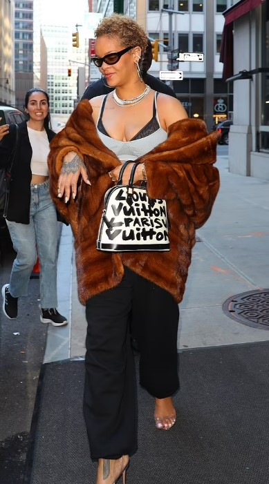 Ріанна зняда нарощене волосся