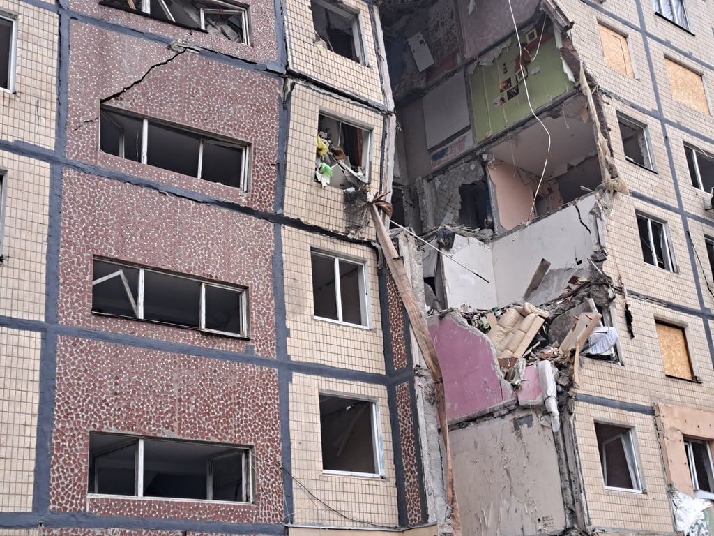 Частина під'їзду обвалилася у Дніпрі через пошкодження після атаки РФ