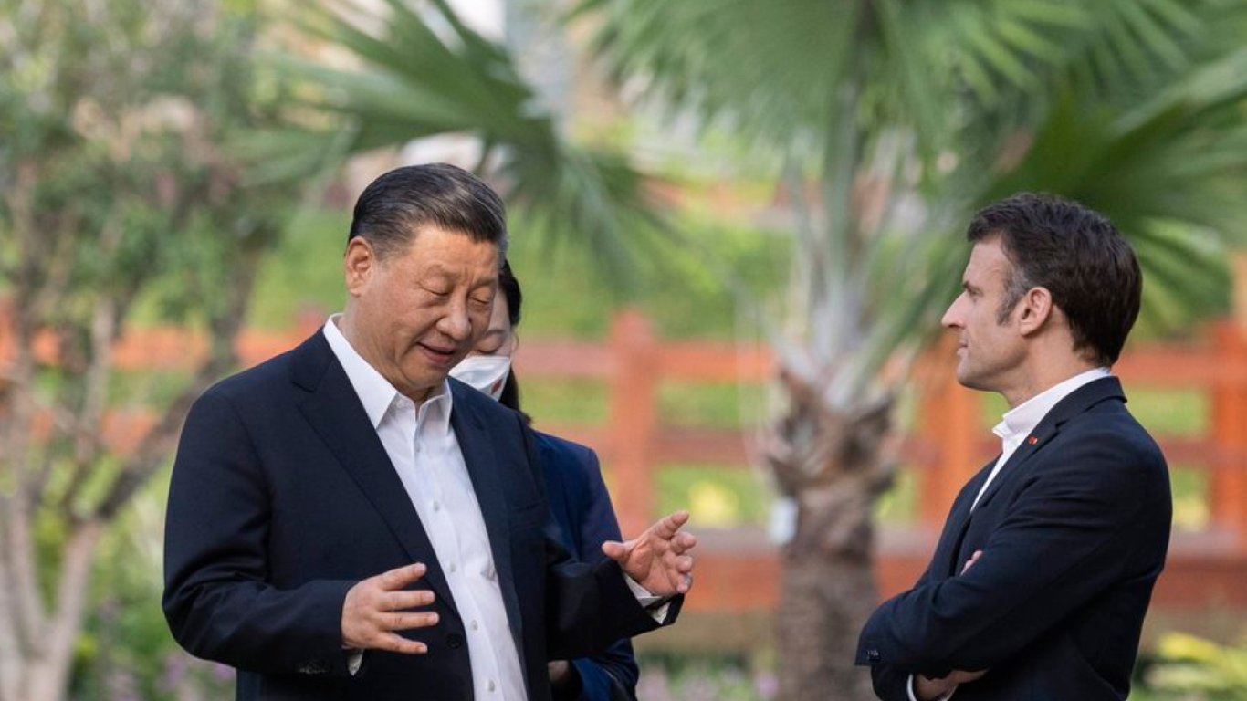 Надеется на помощь Китая: Макрон хочет посадить Украину за стол переговоров с РФ