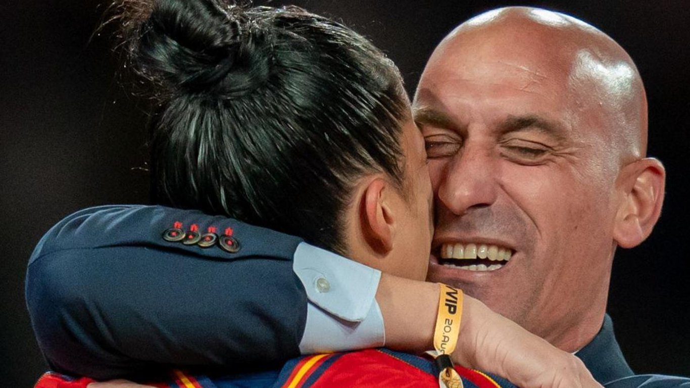 Президенту Федерації футболу Іспанії загрожує ув'язнення через поцілунок: деталі