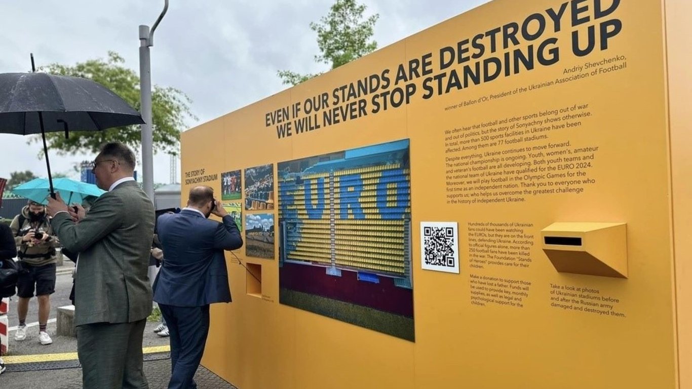 Инсталляция уничтоженного россиянами харьковского стадиона Солнечный в Берлине