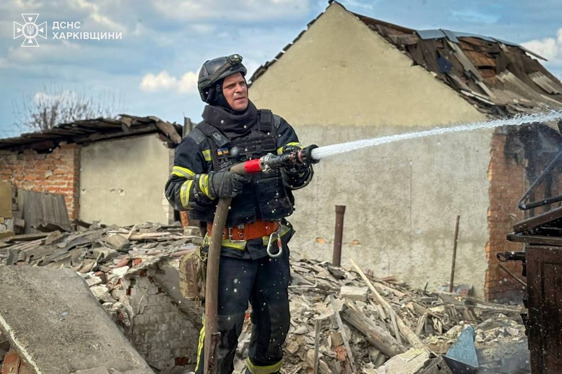 Рятувальник ДСНС гасить пожежу в селищі Великий Бурлук Харківської області 13 квітня